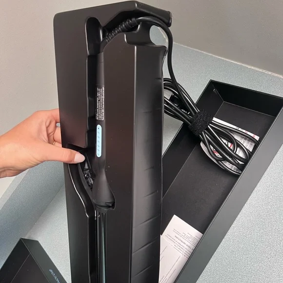 Bio Ionic long barrel 1.25 inch curling iron - Picture 3 of 6